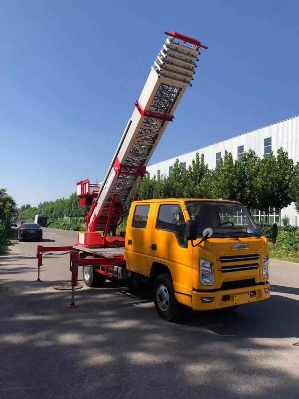 简阳附近的云梯车出租服务：轻松解决高空作业需求